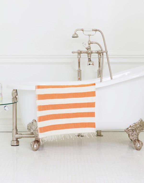 orange-beach-towel-on-tub1